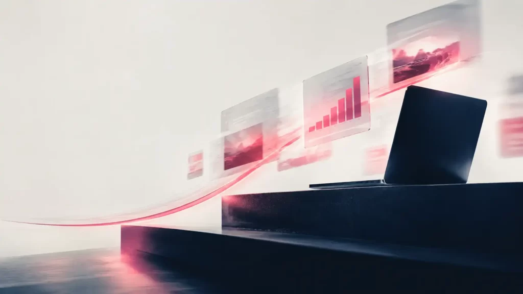 Laptop su una scrivania scura da cui escono pannelli con contenuti e grafici in crescita, per rappresentare una strategia di content marketing per il traffico organico
